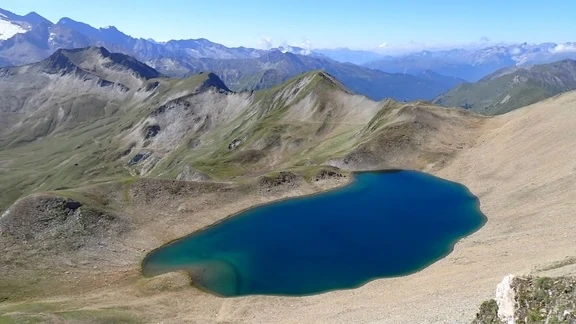 Junssee Der Junssee unterhalb des Geiers in Tux, ein tiefblauer Bergsee in einer Geröllmulde, ringsum Grasrücken.
